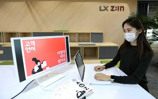 LX하우시스 직원이 ‘LX Z:IN 인테리어고객 언어 가이드북’을 살펴보고 있다. [회사 제공]