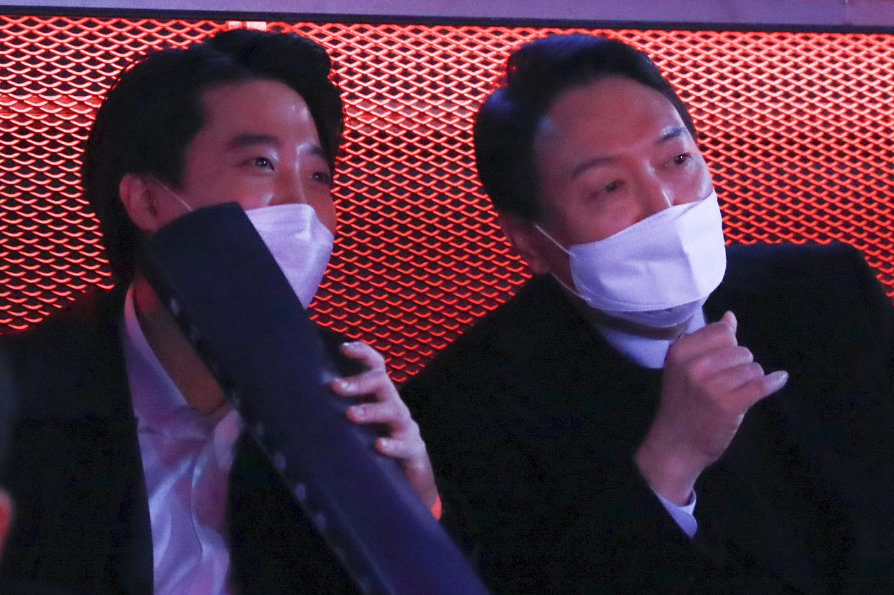 윤석열 국민의힘 대선 후보와 이준석 대표가 12일 서울시 종로구 그랑서울 타워1에서 온라인 게임 '리그오브레전드' 대회인 2022 LCK 스프링 개막전을 관전하고 있다. [연합]