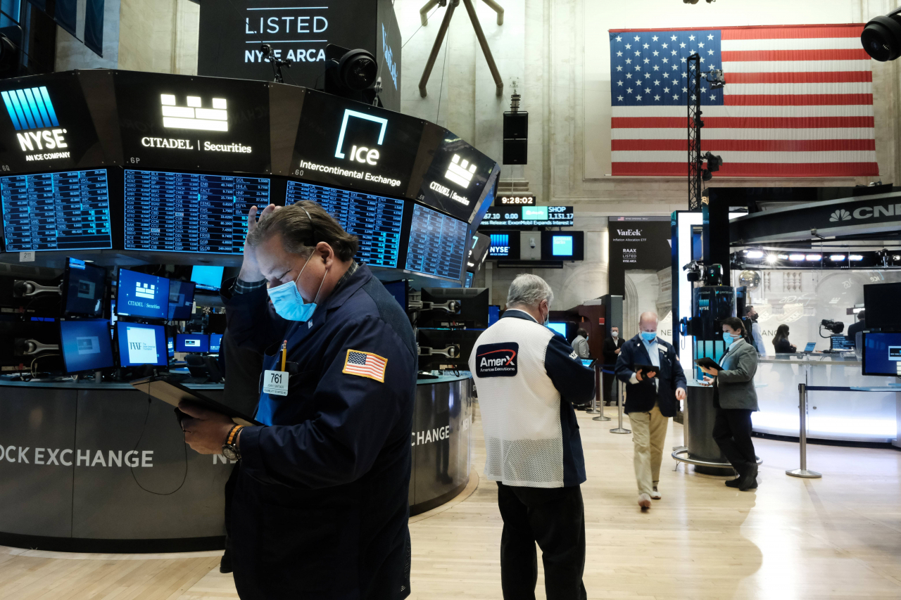 미국 뉴욕증권거래소(NYSE) 내부에서 직원이 일하고 있는 모습. [AFP]