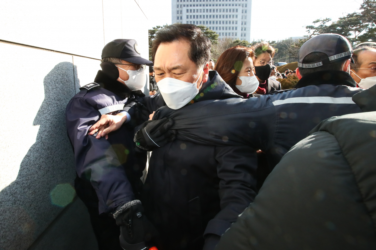 김기현 국민의힘 원내대표 등 의원들이 12일 서울 서초구 대검찰청 앞에서 더불어민주당 이재명 대선후보의 '변호사비 대납 의혹'을 최초로 제보했던 이모 씨가 숨진 채 발견된 것과 관련해 항의 방문, 대검에 진입하려다 방호직원들에게 제지당하고 있다. [연합]