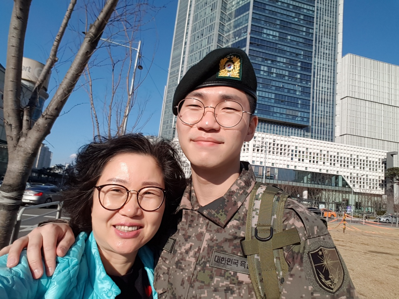 고(故) 조준우 일병과 그의 어머니 강경화 씨. [강경화 씨 제공]