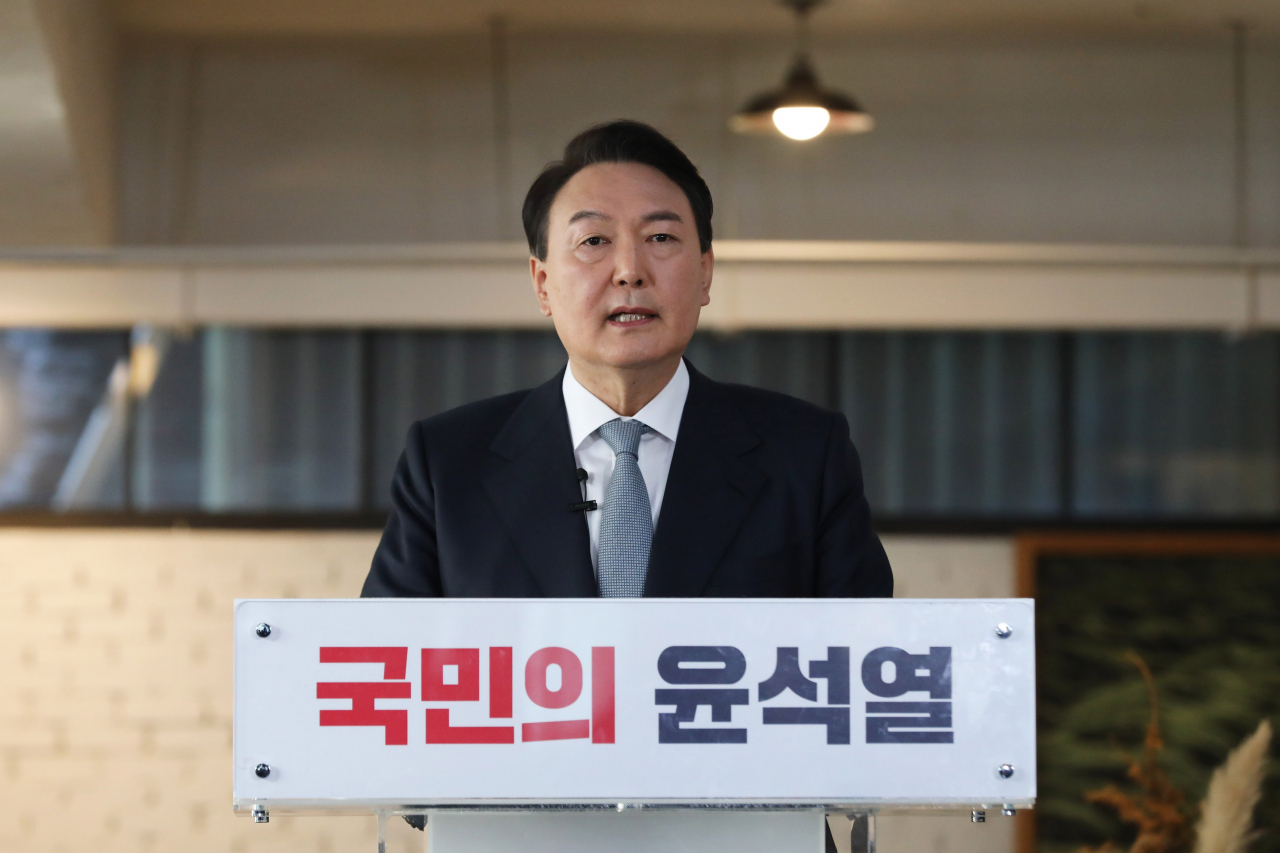 윤석열 국민의힘 대선후보가 11일 오전 서울 성동구 할아버지공장 카페에서 '진심, 변화, 책임'이란 키워드로 국가 운영 방향에 대한 신년 기자회견을 열고 있다. [연합]