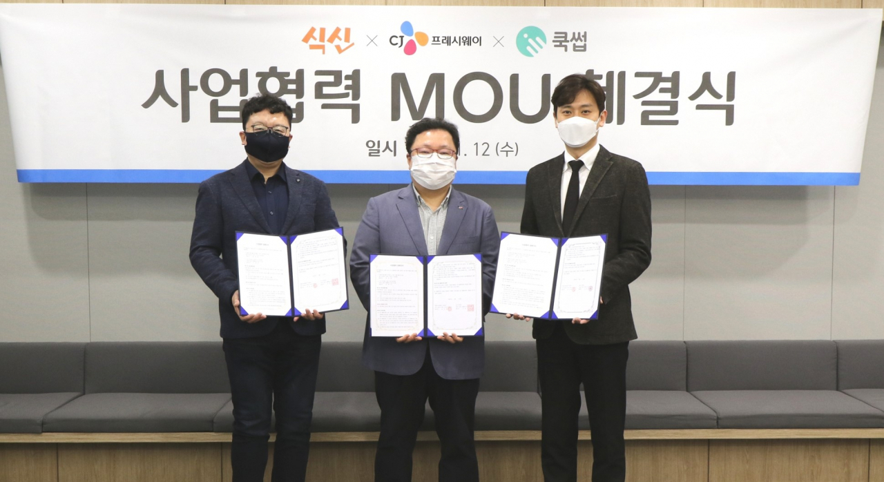 13일 CJ프레시웨이는 모바일 식권 및 맛집 플랫폼 ‘식신’, 가상주방 서비스 플랫폼 ‘쿡썹(COOKSUP)’과 각각 업무협약을 체결하고 푸드테크 기반의 밀·비즈 솔루션 개발에 착수한다. [CJ프레시웨이 제공]