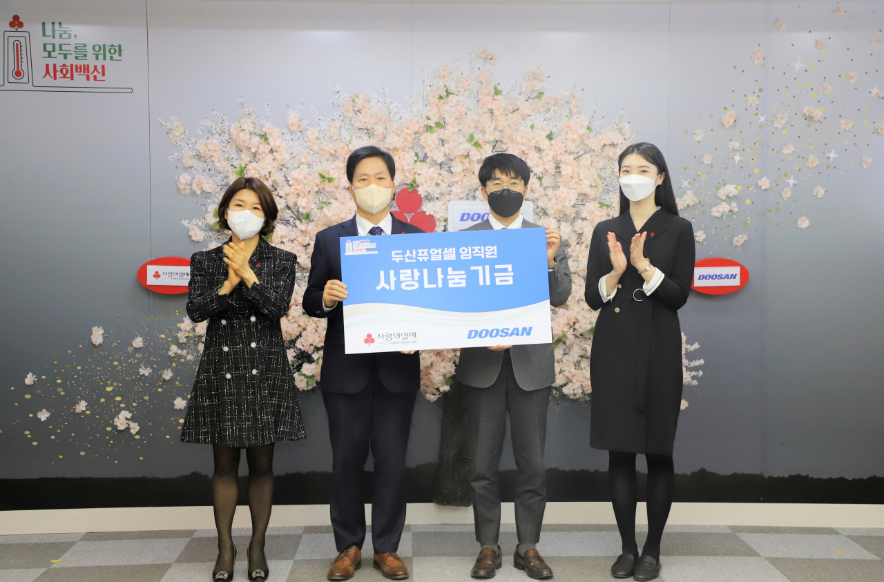두산퓨얼셀 박준영 전무(왼쪽에서 셋째)가 기부금 전달식을 마치고 사회복지공동모금회 김상균 사무총장(왼쪽 둘째) 등과 기념사진을 촬영하고 있다. [두산퓨얼셀 제공]