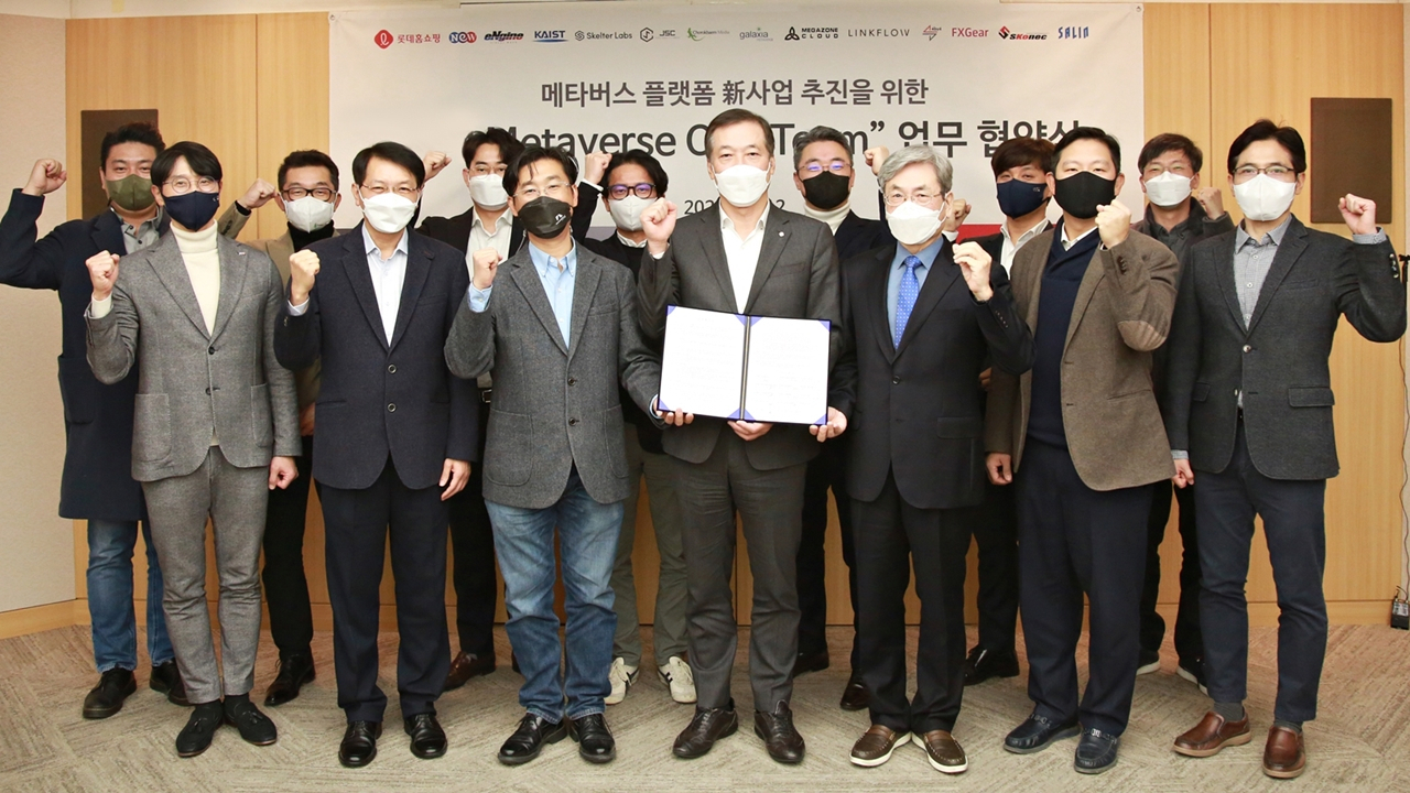롯데홈쇼핑은 이달 12일 서울 영등포구 양평동 본사에서 국내 13개 ICT 전문 기업 및 전문가와 ‘메타버스 원팀’을 출범하고 메타버스 플랫폼 구축을 위한 업무 협약을 체결했다.[롯데홈쇼핑 제공]