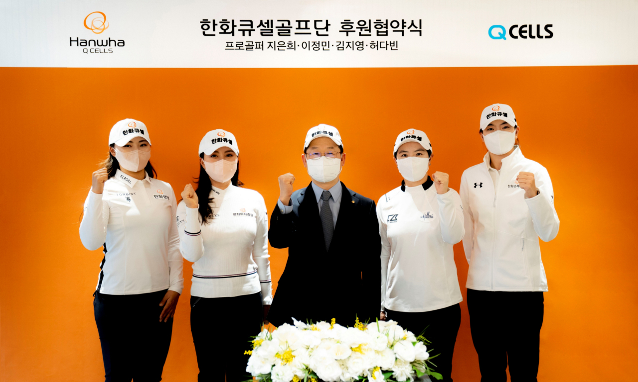 좌측부터 김지영2, 허다빈, 한화큐셀 이구영 대표이사, 지은희, 이정민.[한화큐셀 제공]