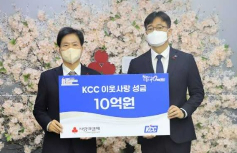 서울 중구 사랑의열매 회관에서 지난 12일 김상준 KCC 이사(오른쪽), 김상균 사회복지공동모금회 사무총장이 성금전달식을 하고 있다. [KCC제공]