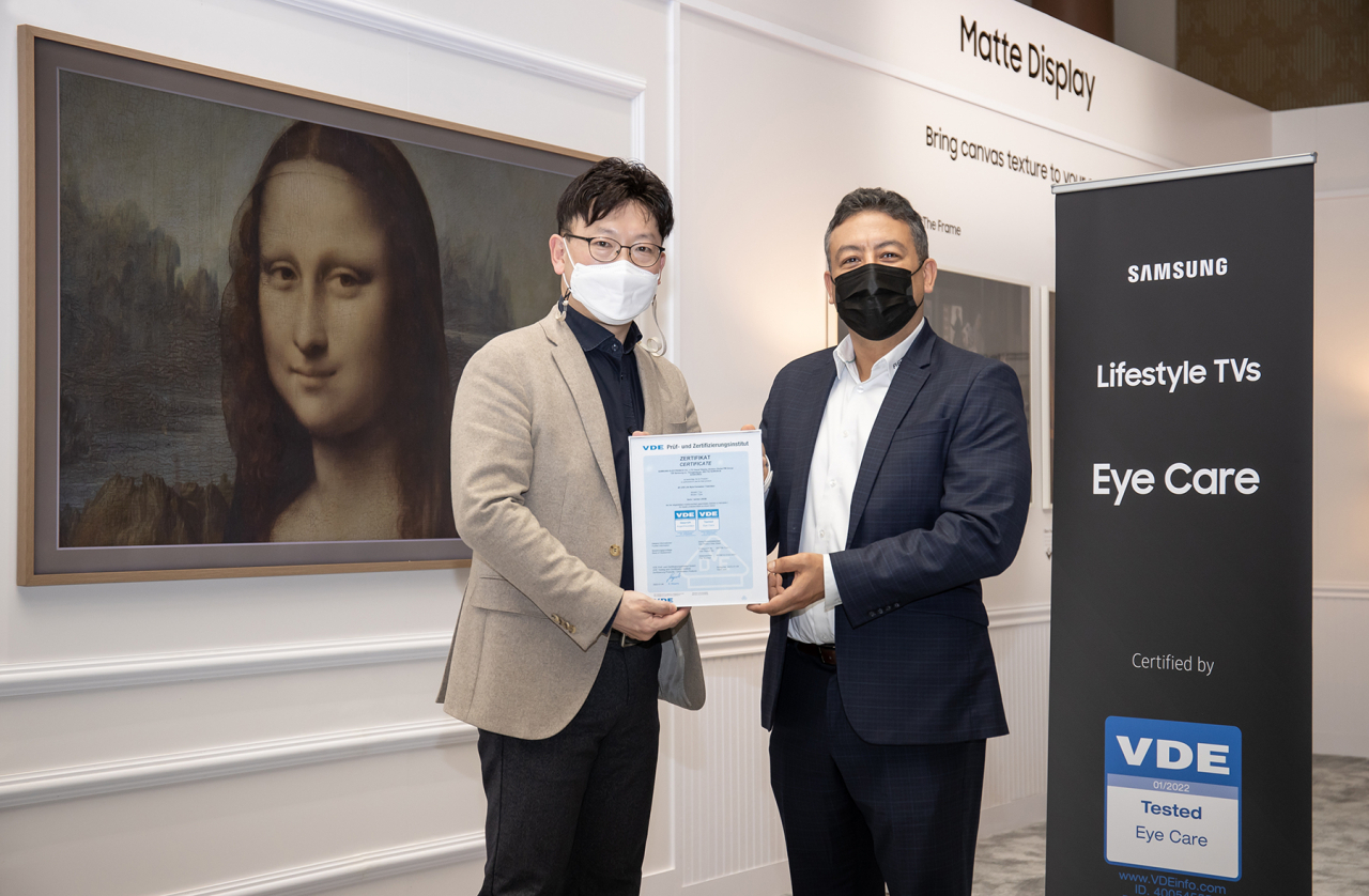 삼성전자 라이프스타일TV가 지난 5~7일 미국 라스베이거스에서 열린 CES2022에서 VDE로부터 ‘아이 케어 인증’을 받았다. 용석우 삼성전자 부사장(왼쪽)이 체리프 케디르 북미 VDE 사장이 기념촬영을 하고 있다. [삼성전자 제공]
