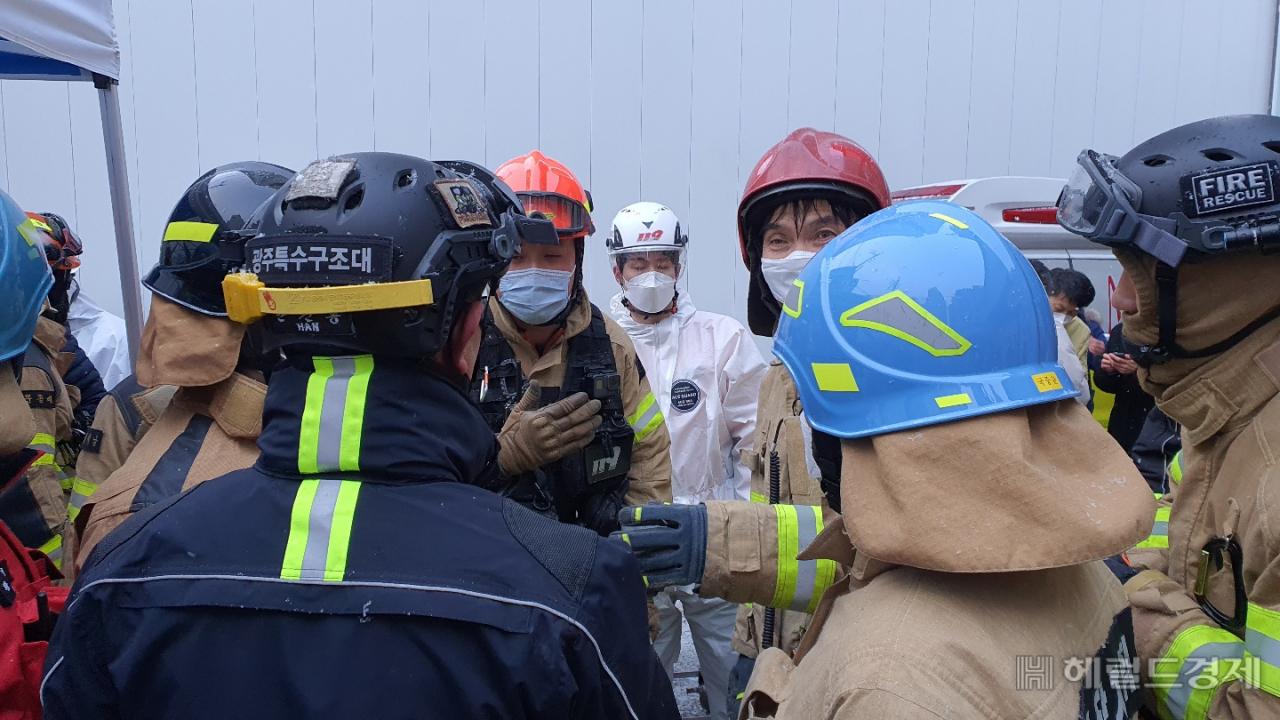 건물 붕괴로 6명의 실종자가 발생한 광주 서구 화정동 신축 아파트 공사현장에서 사흘째 수색이 재개된다. 서인주 기자