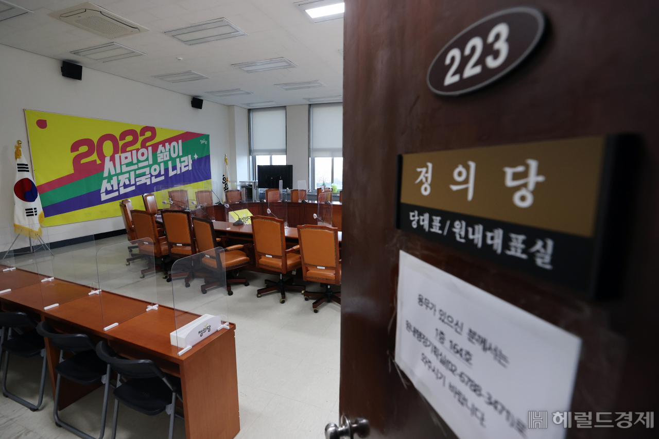 심상정 정의당 대선 후보가 돌연 모든 일정을 중단하겠다고 선언한 가운데 13일 선대위회의가 열리는 국회 정의당 회의실이 비어 있다. 이상섭 기자
