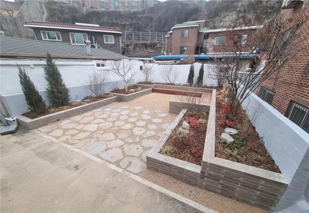 서울 다산동 폐가를 철거하고 조성한 생활정원 전경. [중구청 제공]