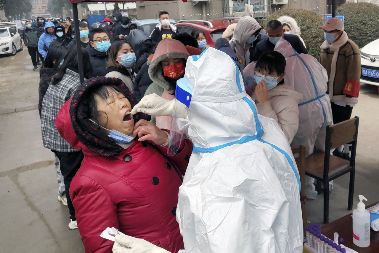 지난 10일 중국 허난성 안양시 화현에서 주민들이 신종코로나바이러스감염증(코로나19) 검사를 받고 있다. 인구 550만명의 안양시는 시안(1300만명)과 위저우(110만명)에 이어 3번째로 봉쇄 상태에 들어갔다. 이에 따라 2000만명의 중국인들이 영향을 받게 됐다. [연합]