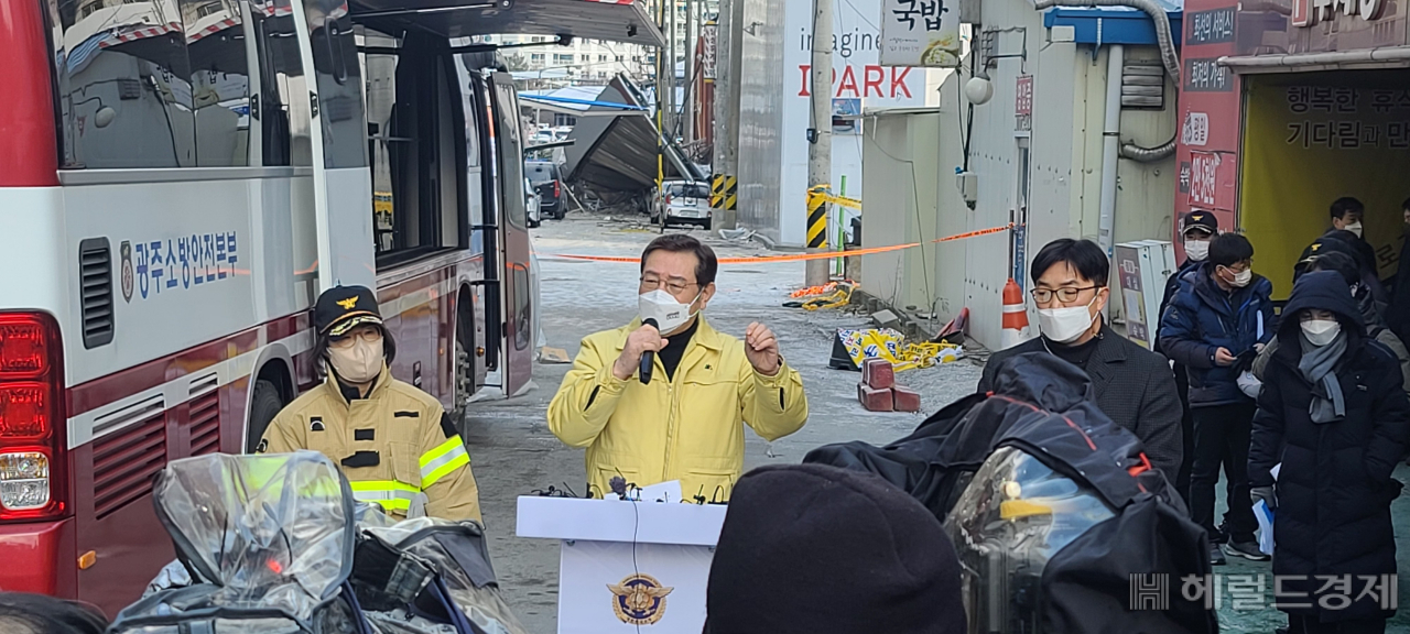 이용섭 광주시장이 13일 오전 현장을 찾아 수색과 구조 등에 대한 대책을 설명하고 있다. /서인주 기자