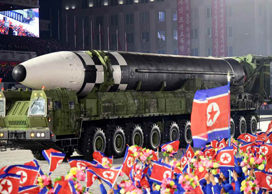 미국 월슨센터는 북한이 올해 하반기 핵실험이나 대륙간탄도미사일(ICBM) 시험발사를 통해 한반도 긴장을 고조시킬 수 있을 것으로 전망했다고 자유아시아방송(RFA)이 12일(현지시간) 보도했다. 북한이 노동당 창건 75주년 열병식 때 공개한 신형 ICBM. [헤럴드DB]