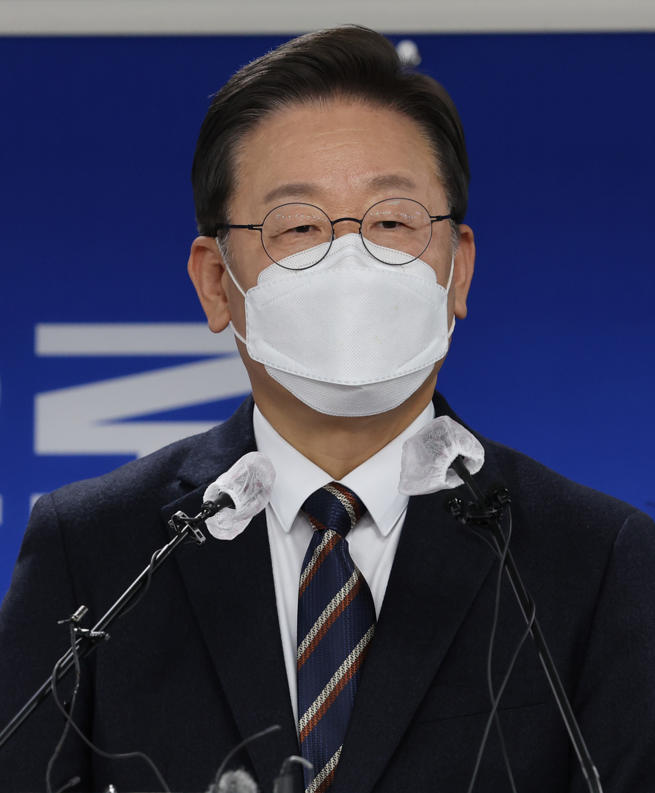더불어민주당 이재명 대선후보가 지난 12일 여의도 중앙당사에서 열린 안보 영입인사를 발표한 뒤 북 미사일 발사 관련 입장을 발표하고 있다. [연합]