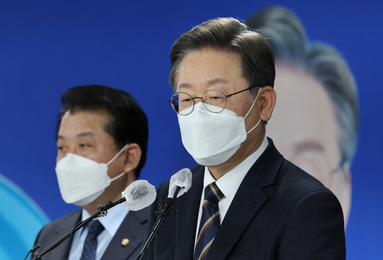 이재명 더불어민주당 대선후보가 12일 여의도 중앙당사에서 열린 안보영입인사를 발표한 뒤 북 미사일 발사 관련 입장을 발표하고 있다. [국회사진기자단]