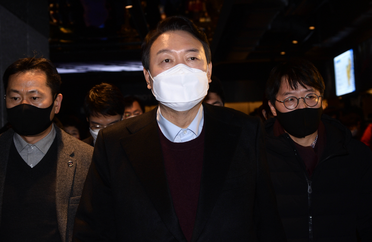 윤석열 국민의힘 대선 후보가 온라인 게임 '리그오브레전드' 대회인 2022 LCK 스프링 개막전을 관전하기 위해 12일 서울시 종로구 그랑서울 타워1 행사장 안으로 들어가고 있다. [연합]