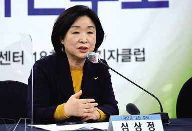 심상정 정의당 대선 후보가 12일 오후 서울 중구 한국프레스센터에서 열린 한국기자협회 초청 토론회에서 패널들의 질문에 답하고 있다. [국회사진기자단]