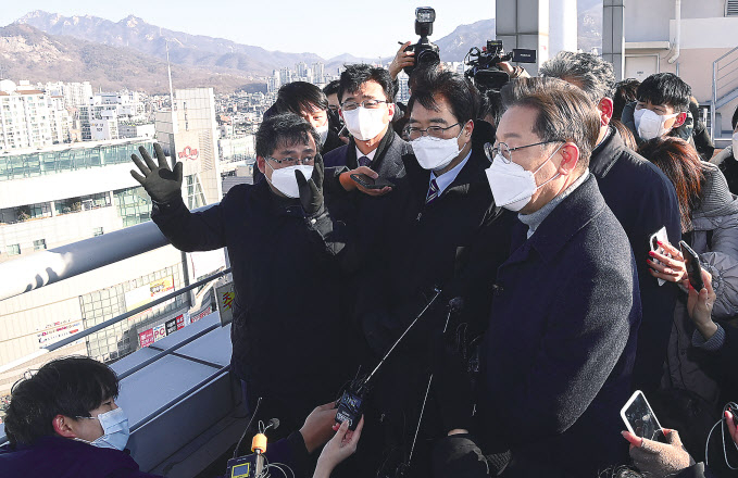 이재명 더불어민주당 대선후보가 13일 오전 서울 노원구 한 빌딩옥상에서 부동산 정책발표에 앞서 주변 노후 아파트 단지를 살펴보고 있다. [국회사진기자단]