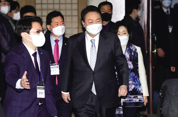 윤석열 국민의힘 대선 후보가 13일 오전 서울 중구 한국프레스센터에서 열린 한국행정학회 주최 대통령선거 후보자 초청 토론회에 참석하고 있다. [국회사진기자단]