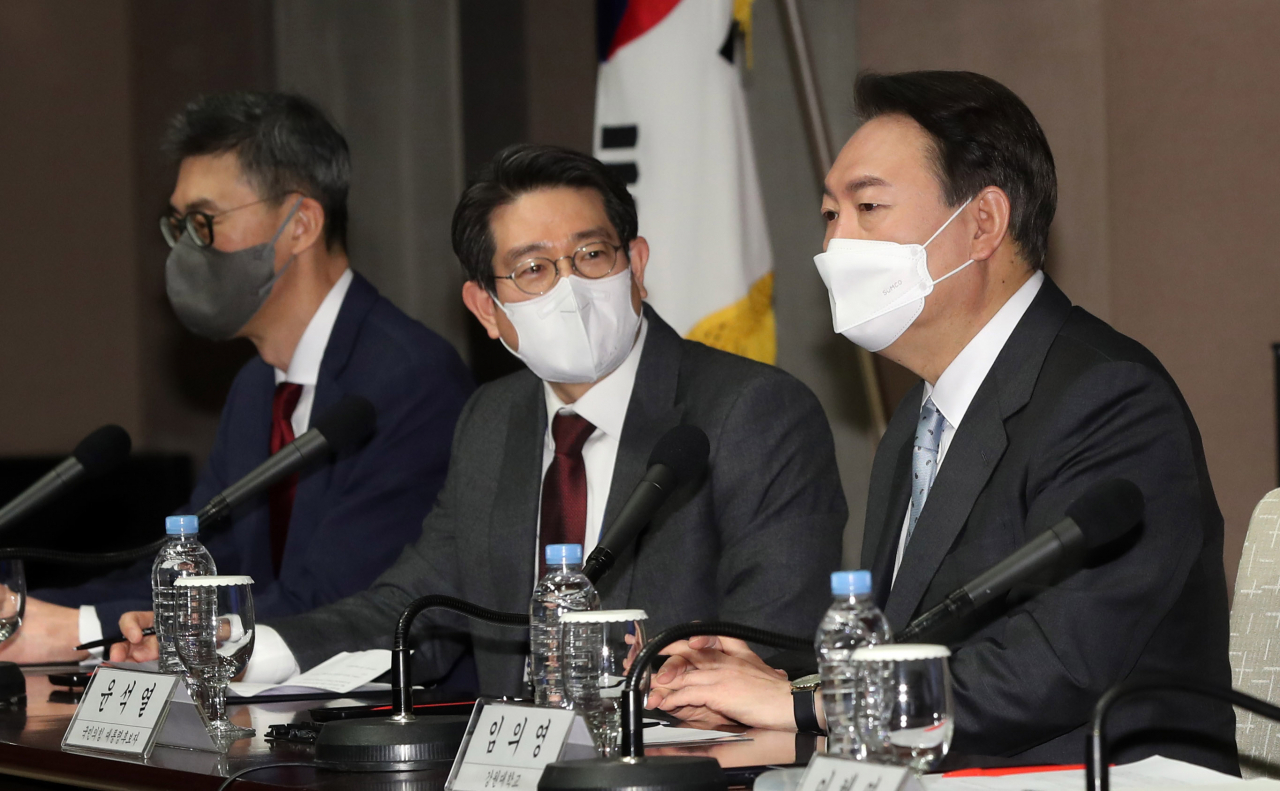 윤석열 국민의힘 대선후보(오른쪽)가 13일 오전 서울 중구 한국프레스센터에서 열린 한국행정학회 주최 대통령선거 후보자 초청 토론회에서 발언하고 있다. [연합]