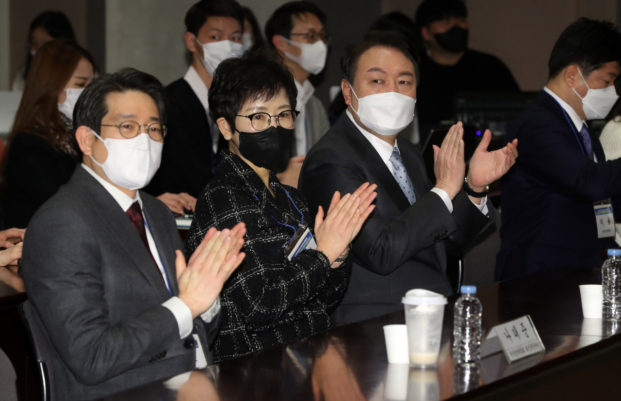 윤석열 국민의힘 대선후보가 13일 오전 서울 중구 한국프레스센터에서 열린 한국행정학회 주최 대통령선거 후보자 초청 토론회에서 사회자 소개에 박수치고 있다. 왼쪽부터 나태준 한국정책학회장. 원숙연 한국행정학회장, 윤 후보. [연합]