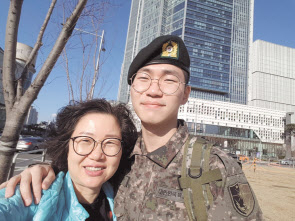 고(故) 조준우 일병과 어머니 강경화(56)씨. [강경화 씨 제공]