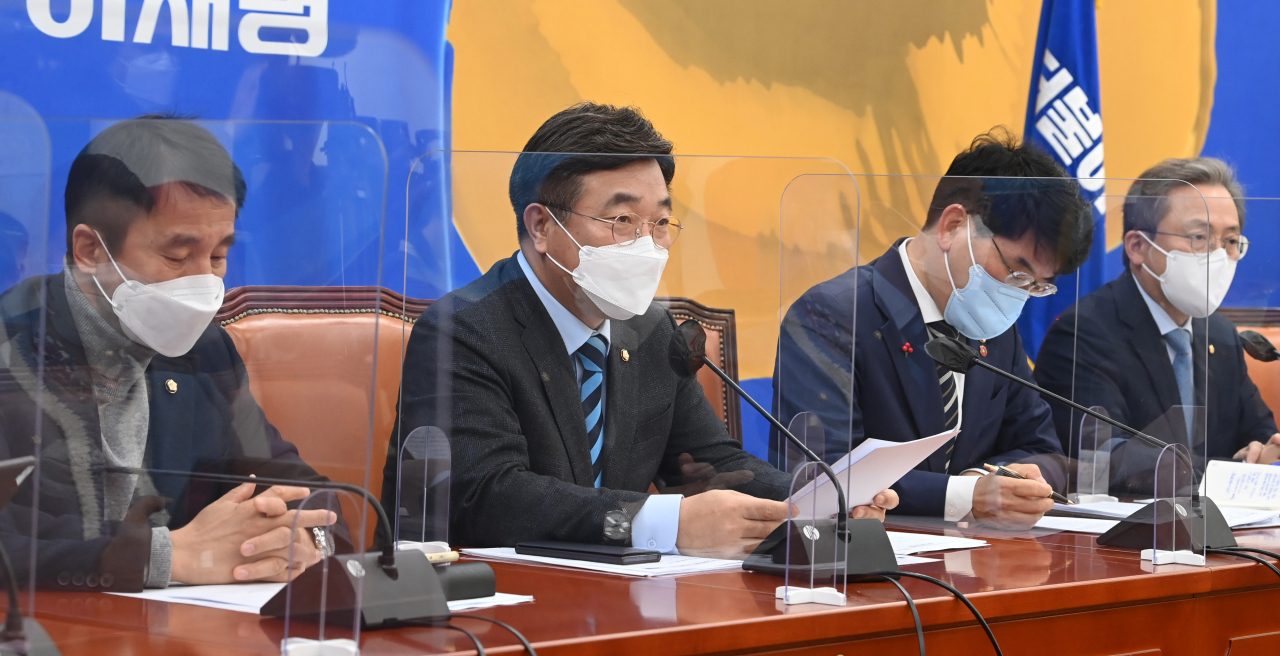 윤호중 더불어민주당 원내대표가 13일 오전 국회에서 열린 정책조정회의에서 발언하고 있다. 연합뉴스