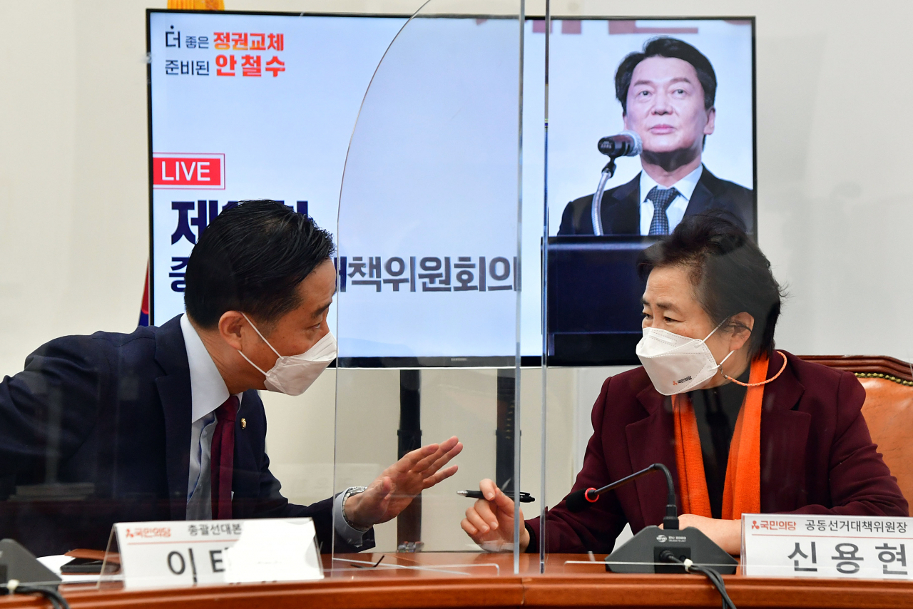 13일 국회에서 열린 국민의당 중앙선거대책위원회의에서 이태규 총괄선대본부장(왼쪽)과 신용현 공동선대위원장이 대화하고 있다. [헤럴드경제=이상섭 기자]