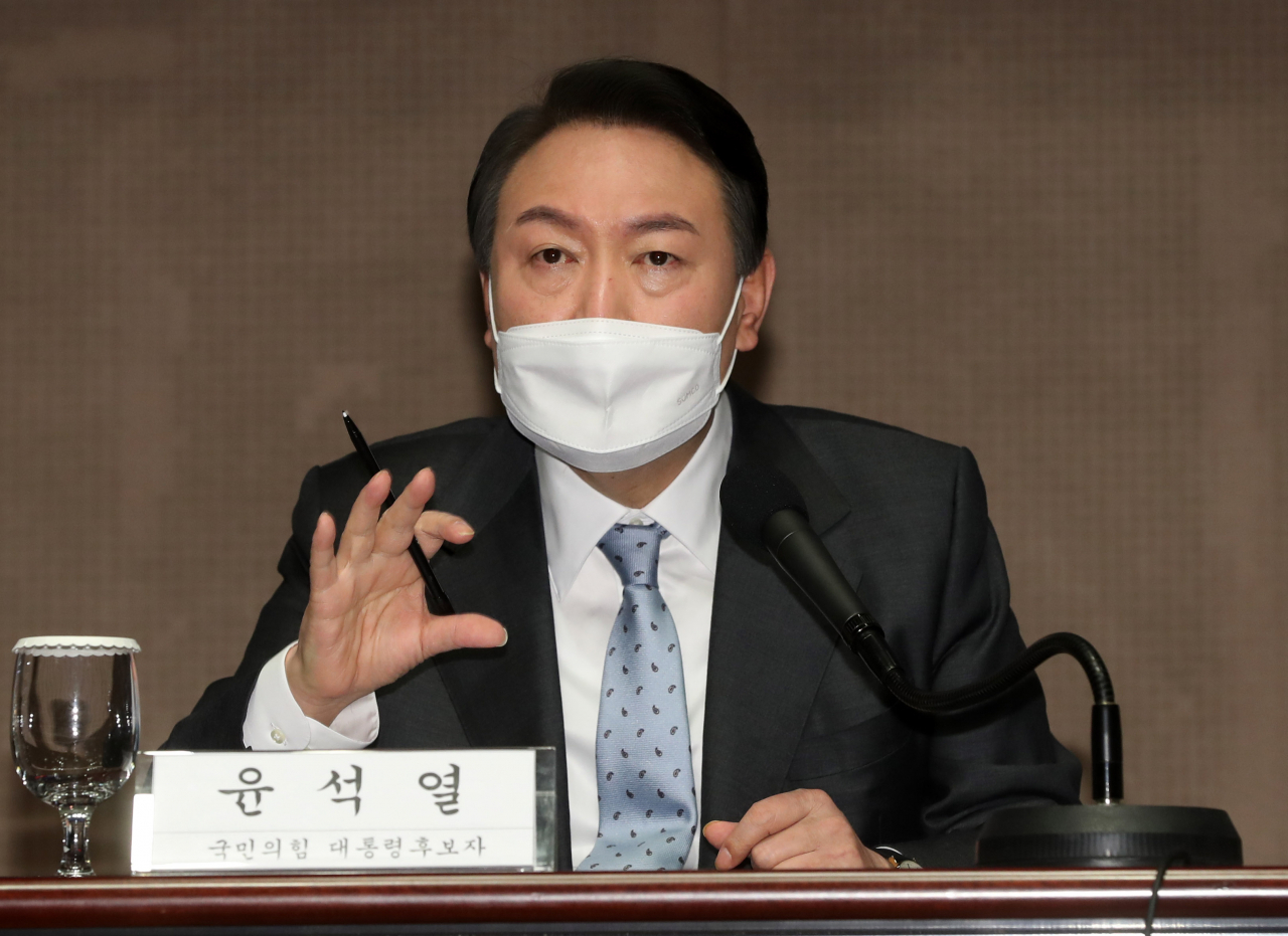 윤석열 국민의힘 대선후보가 13일 오전 서울 중구 한국프레스센터에서 열린 한국행정학회·한국정책학회 주최 대통령선거 후보자초청 대토론회에서 패널들의 질문에 답하고 있다. [연합]