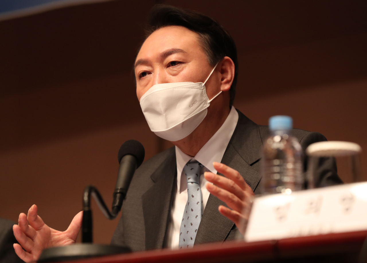 윤석열 국민의힘 대선 후보가 13일 오전 서울 중구 한국프레스센터에서 열린 한국행정학회·한국정책학회 주최 대통령선거 후보자초청 대토론회에서 패널들의 질문에 답하고 있다. [연합]