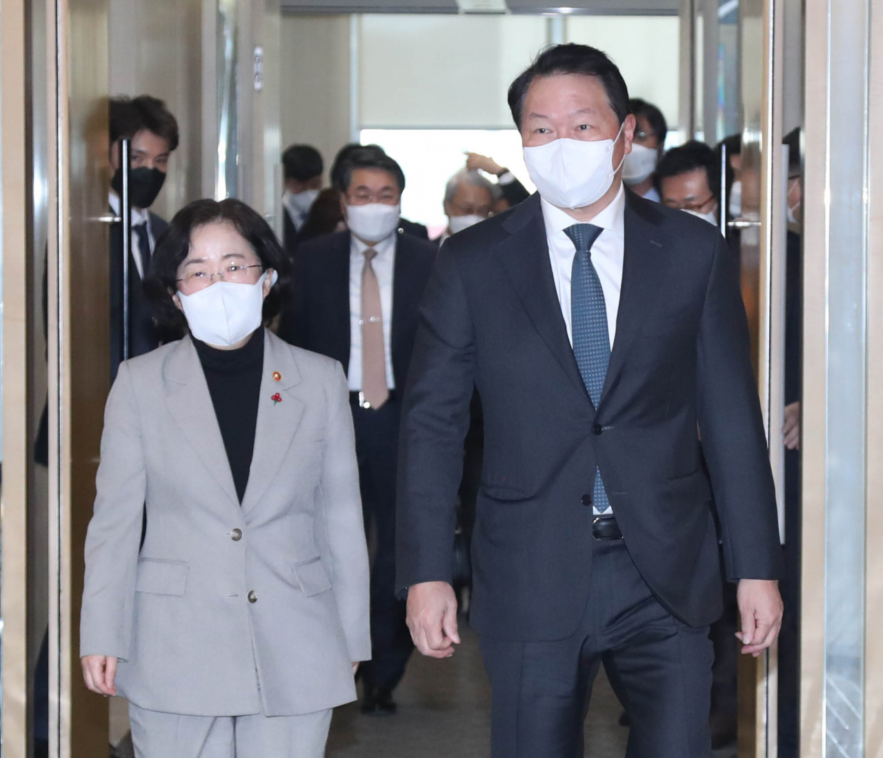 조성욱(왼쪽) 공정거래위원장과 최태원 SK그룹 회장[대한상의 제공]