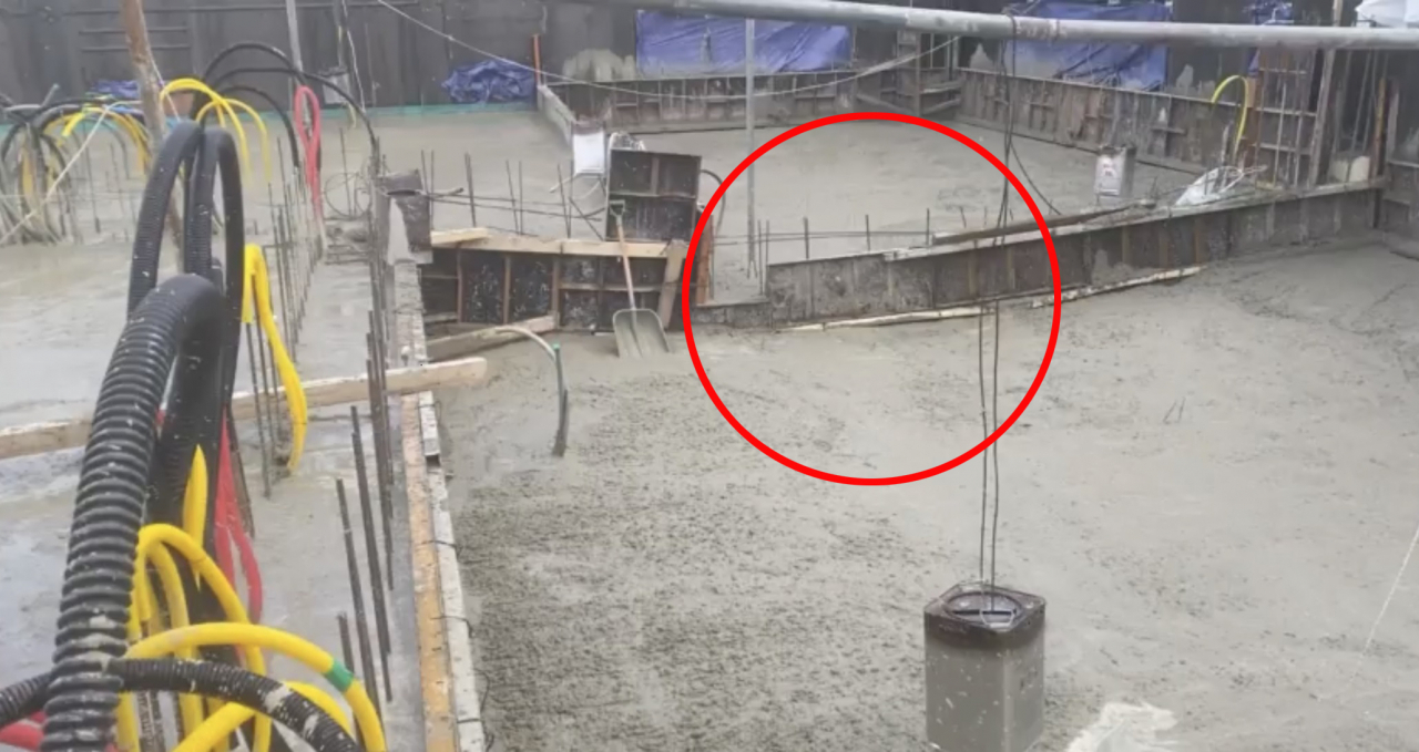 13일 광주 서구 현대산업개발 아이파크 공사 현장 관계자는 지난 11일 붕괴사고 10여분전 현장의 공사 상황이 찍힌 영상을 공개했다. 영상에서 콘크리트 타설 작업 중 거푸집이 '두둑'하는 소리를 내고 들리는 장면(붉은색 원) 등이 찍혀 있다. [연합]
