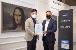 용석우 삼성전자 부사장(왼쪽)과 체리프 케디르 북미 VDE 사장.