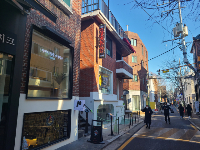 코로나19 팬데믹 2년을 지나며 서울의 상권 내에서 희비가 교차하고 있다. 강남권의 강세와 강북 도심권의 약세가 두드러지고 있다. 사진은 공실률이 제로를 기록할 정도로 호황을 이어가는 성수동 일대 상권 모습. [헤럴드DB]