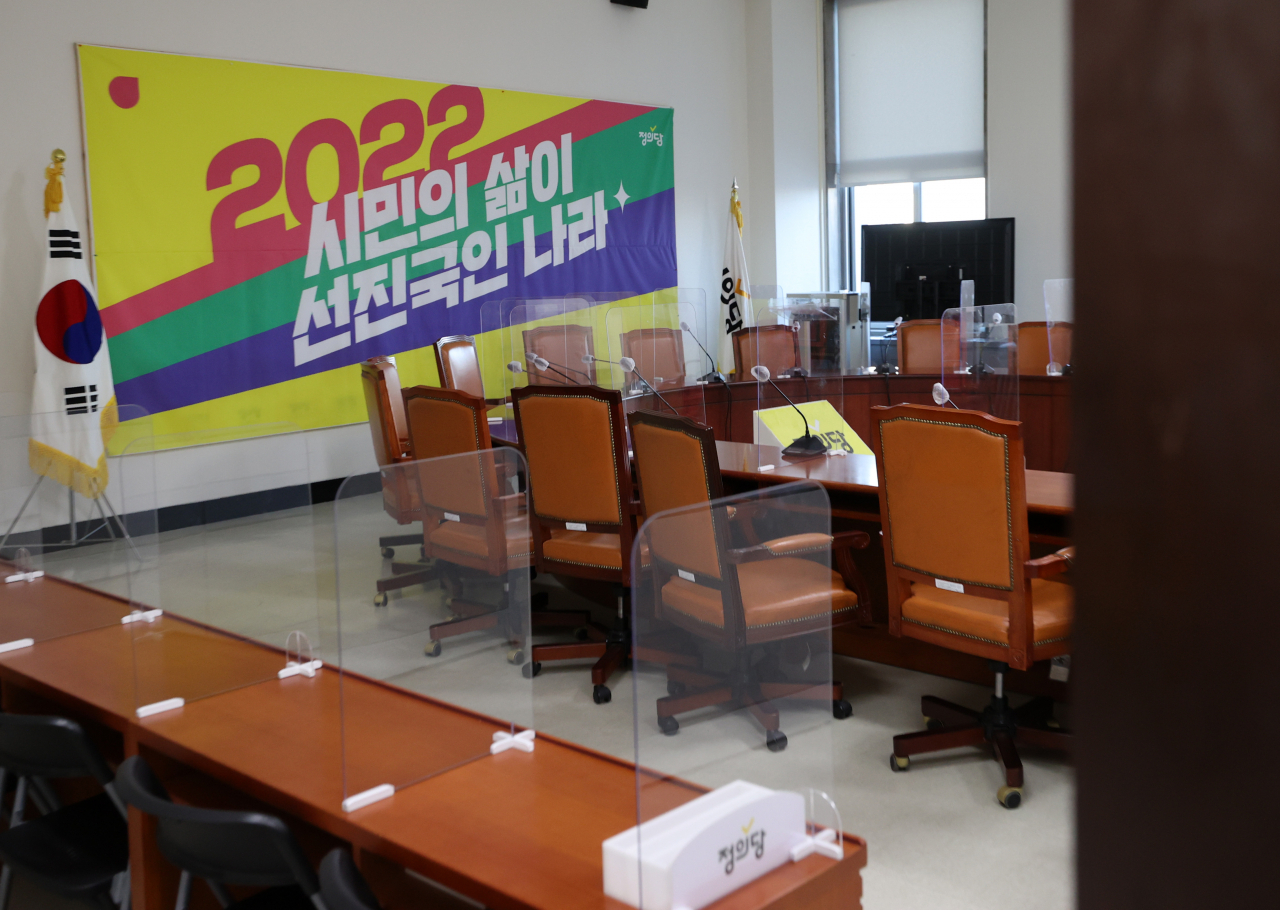 심상정 정의당 대선후보가 모든 일정을 중단하겠다고 선언한 가운데 13일 선대위회의가 열리는 국회 정의당 회의실이 비어 있다. [연합]