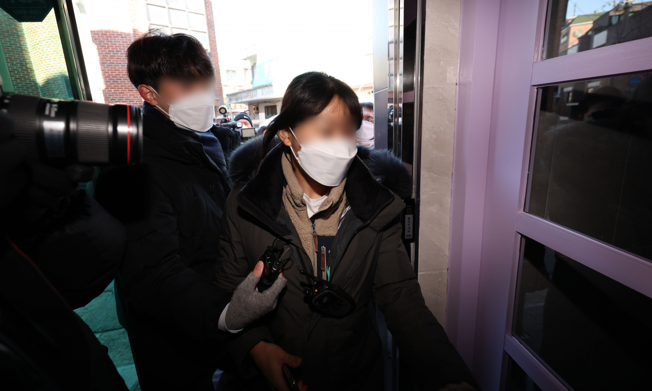 지난 11일 더불어민주당 이재명 대선후보의 '변호사비 대납 의혹'을 처음 제보한 모 시민단체 대표 이모 씨가 숨진 채 발견된 서울 양천구의 한 모텔에서 경찰들이 현장 조사를 위해 이동하고 있다. [연합]