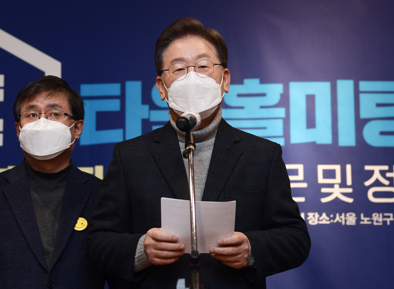 Presidential nominee Lee Jae-myung of the ruling Democratic Party of Korea announces his real estate policy goals during a campaign event held in Nowon-gu, northern Seoul, on Thursday. (Joint Press Corps)