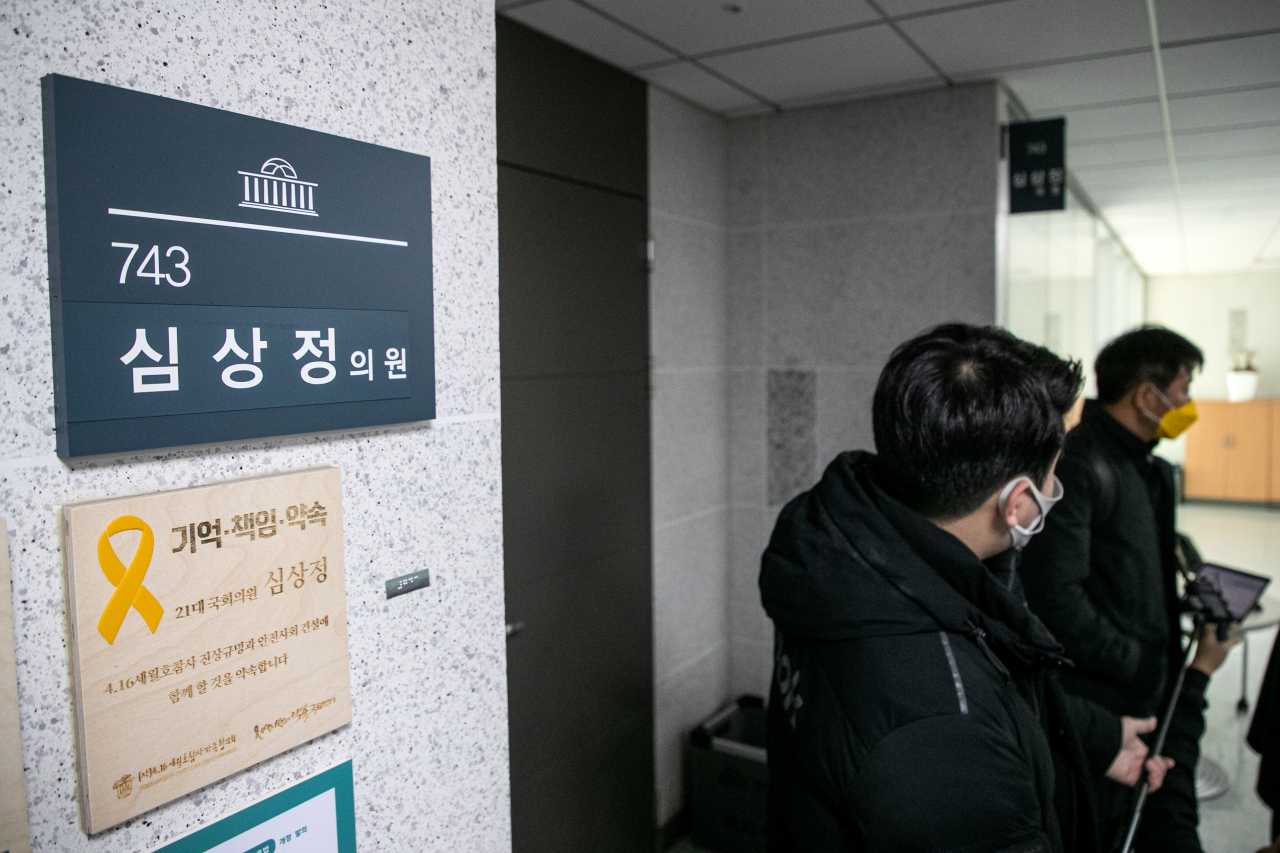 정의당 여영국 대표가 13일 국회 의원회관 심상정 대선후보 사무실을 나오며 취재진의 질문을 받고 있다. 심 후보는 일정을 중단하고 현재까지 자택에 머물고 있다고 전해지고 있다. 이상섭 기자