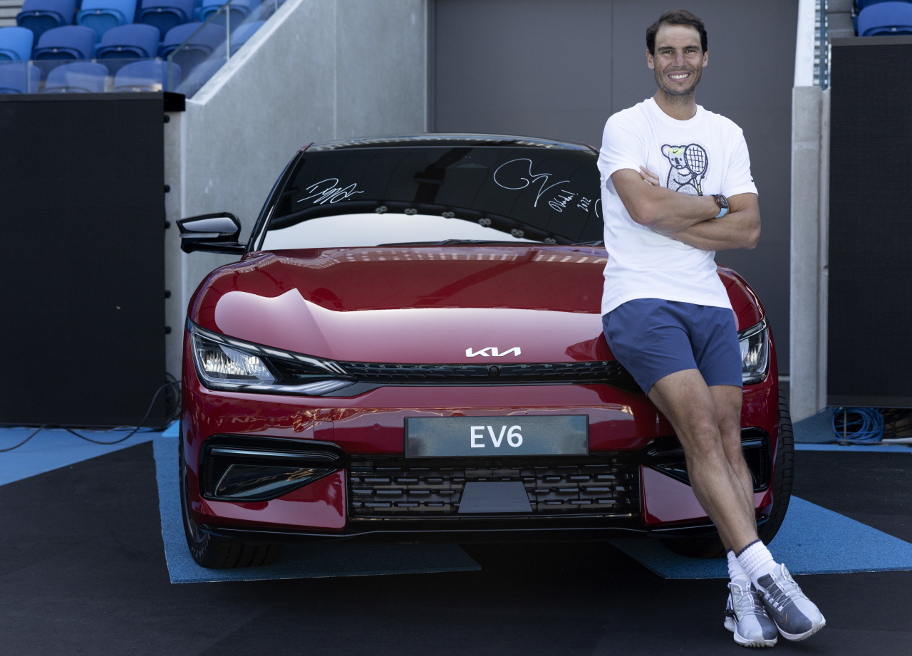 테니스 선수 라파엘 나달(Rafael Nadal)이 호주오픈 공식차량 전달식에서 기념 사진을 촬영하고 있다.[기아 제공]