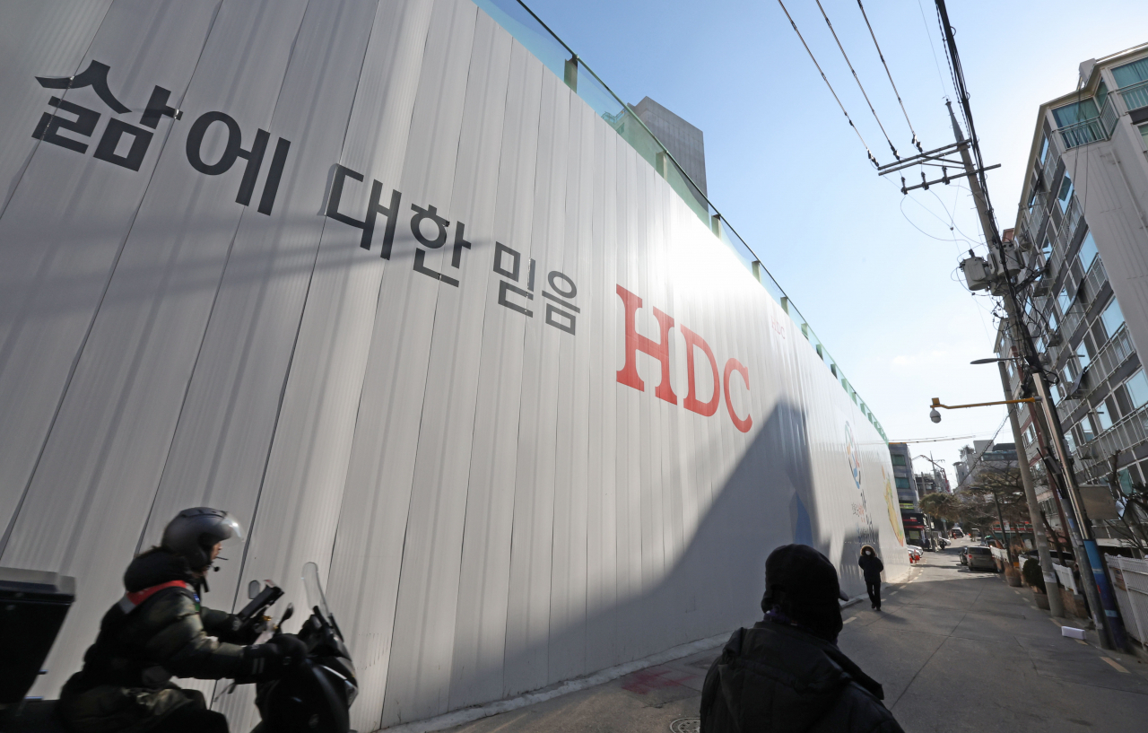 광주 서구 화정동 아이파크 외벽 붕괴사고와 관련해 HDC현대산업개발이 전국 모든 현장의 공사를 일시 중단하고 특별 안전점검을 시행하기로 한 가운데 13일 공사가 중단된 서울의 한 현대산업개발 아파트 건설 현장의 모습. [연합]