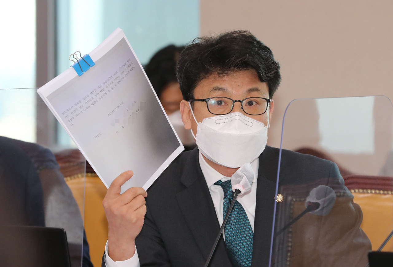 더불어민주당 진성준 의원이 4일 서울 여의도 국회에서 열린 국토교통위원회 전체회의에서 도시 및 주거환경정비법 개정 조속 입법 탄원서를 들고 발언하고 있다. 연합뉴스