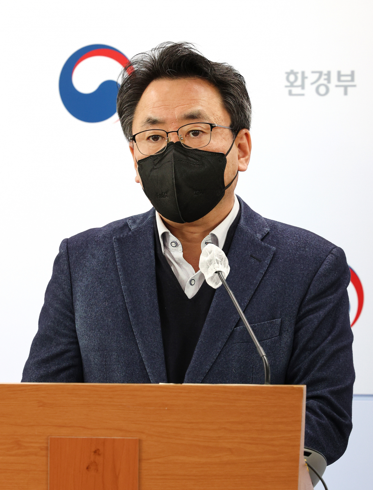 박용규 환경부 환경보건국장이 13일 오전 세종시 정부세종청사에서 국민 모두가 누리는 안전하고 건강한 환경 구현 등 22년도 환경보건·화학안전 분야 중점 추진계획을 발표하고 있다. [연합]