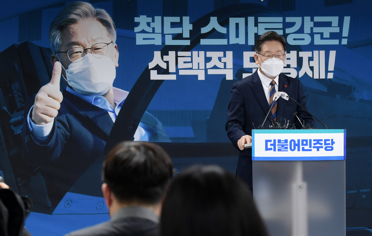 이재명 더불어민주당 대선후보 측은 13일 국방기자단과 가진 화상 간담회에서 윤석열 국민의힘 대선후보의 대북 선제타격 발언에 대해 국가지도자의 발언으로 부적절했다는 입장을 밝혔다. 이 후보가 지난달 24일 서울 여의도 중앙당사에서 ‘스마트강군, 선택적 모병제’ 공약을 발표하고 있다. [연합]