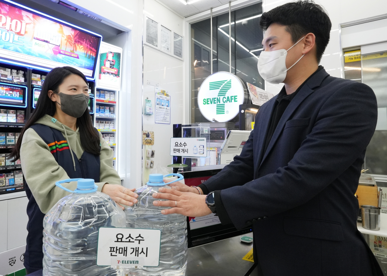 편의점 세븐일레븐이 요소수 판매를 시작한다고 14일 밝혔다.[세븐일레븐 제공]