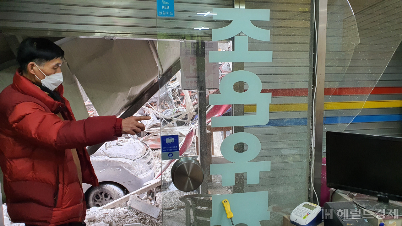 현대아이파크 광주아파트 붕괴사고로 금호하이빌 상가는 직격탄을 맞았다. 김기홍 초은유통 사장이 당시 긴박한 상황을 설명하고 있다/서인주 기자