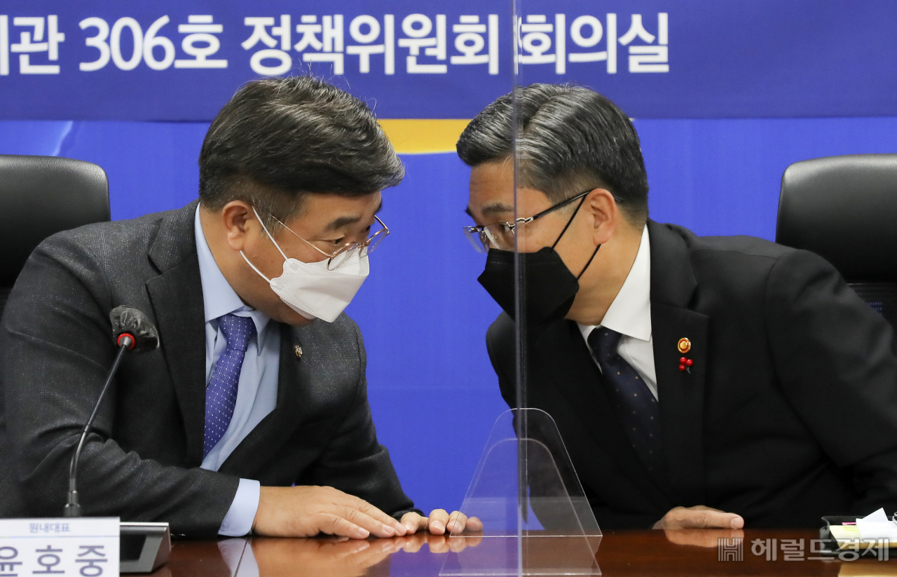 [헤럴드경제=이상섭 기자] 14일 서울 여의도 국회의원회관에서 열린 '군사보호구역 해제 및 완화 당정협의회에서 윤호중 더불어민주당 원내대표와 서욱 국방부 장관이 이야기를 나누고 있다.