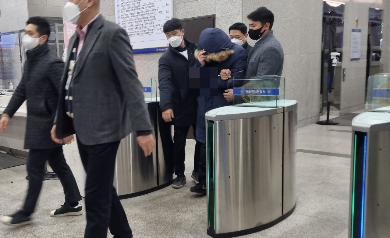 14일 경찰은 오스템임플란트 회삿돈을 횡령한 혐의를 받는 직원 이모 씨를 검찰에 송치했다. 이씨가 송치되기 위해 이날 오전 서울 강서경찰서 유치장을 나오고 있다. 김빛나 기자