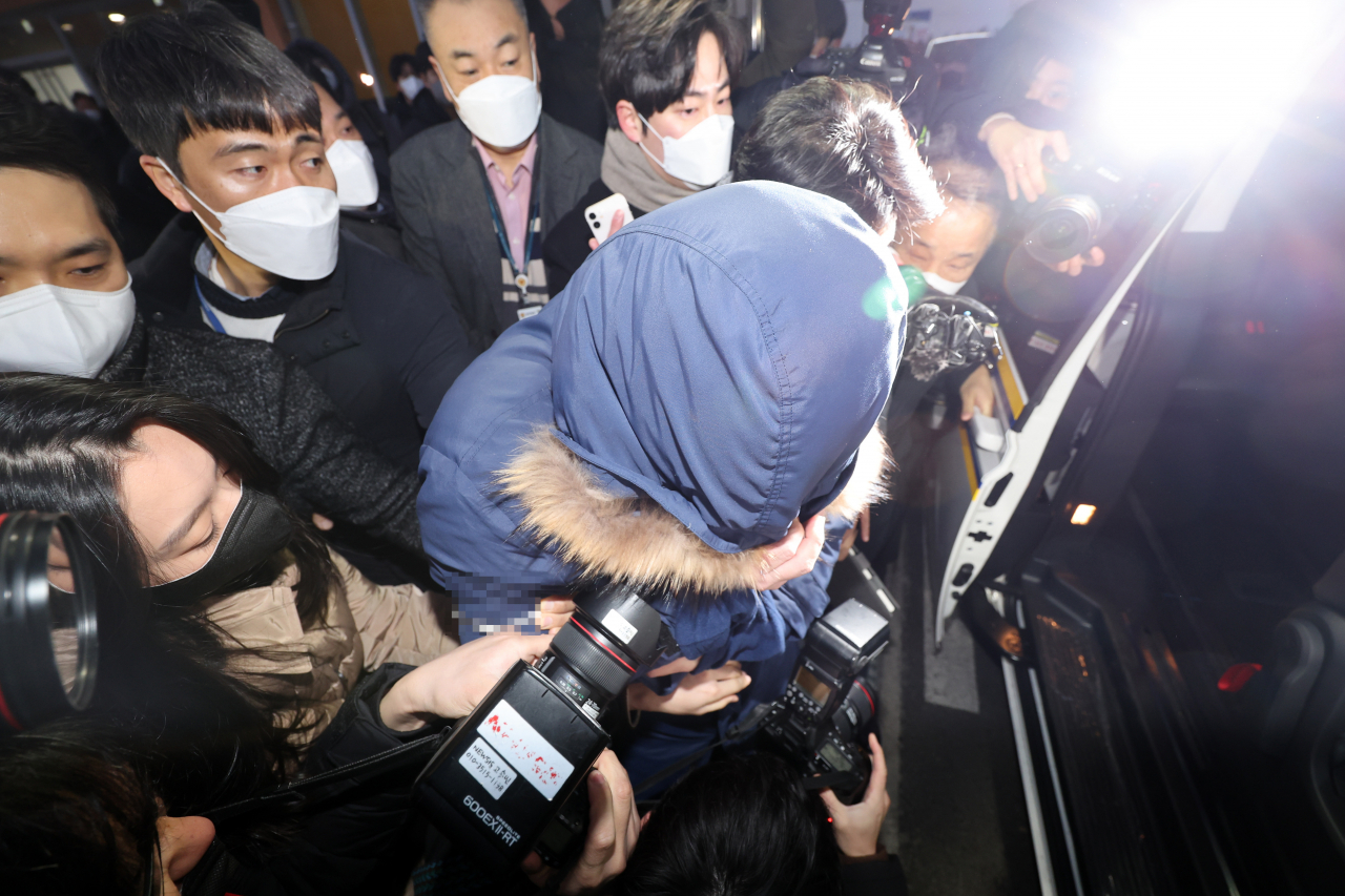 오스템임플란트 회삿돈 2215억원을 빼돌린 직원 이모 씨가 14일 오전 서울 강서경찰서에서 나와 검찰로 송치되고 있다. [연합]