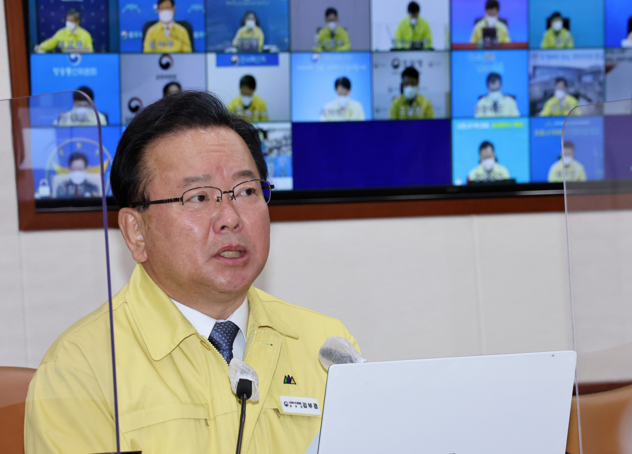 김부겸 국무총리가 14일 정부서울청사에서 열린 코로나19 대응 중앙재난안전대책본부 회의를 주재하고 있다. [연합]